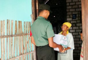 Jelang Lebaran, Babinsa Koramil Sumberrejo Bojonegoro berbagi bingkisan