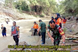 Jembatan Tersumbat Barongan Babinsa Pengkok Bantu Evakuasi