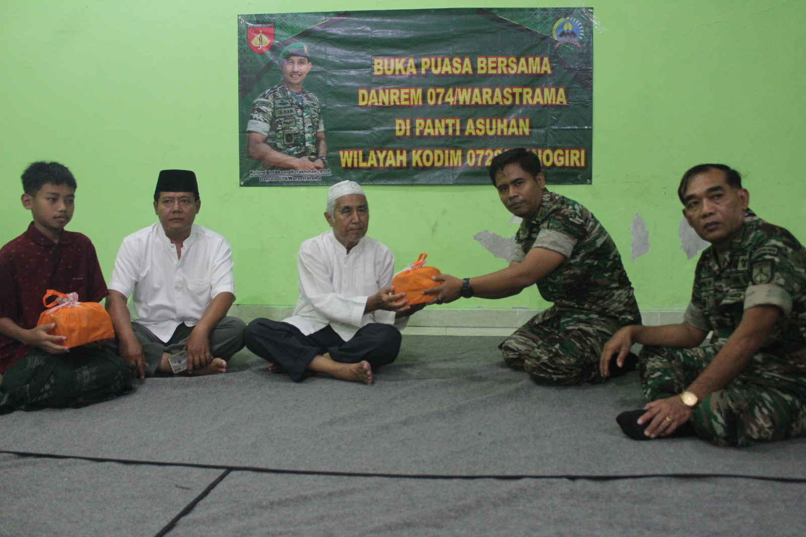 Kalap Berkah Bulan Ramadhan, Kodim Wonogiri Bagikan Takjil Kepada Anak Yatim