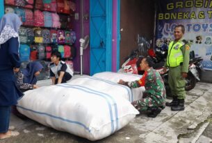 Karyawan Toko Jadi Target Komsos Babinsa Kelurahan Sudiroprajan