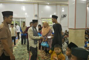 Ketua DPRD Nikman Karim dan Sekda Saipul Bagikan Bantuan Sembako Di Masjid Al Hidayah Kampung Curup Patah