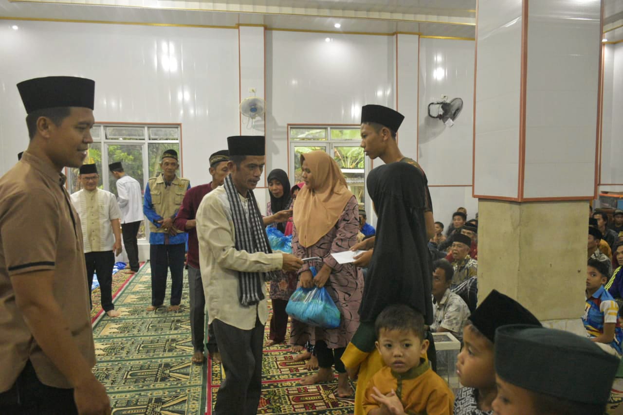 Ketua DPRD Nikman Karim dan Sekda Saipul Bagikan Bantuan Sembako Di Masjid Al Hidayah Kampung Curup Patah