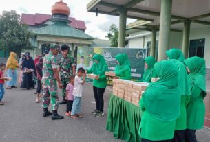 Ketua Persit KCK Cabang XXVIII Dim 0105/Abar Bersama Pengurus Bagi - Bagi Takjil Jelang Buka Puasa Dengan 3 S