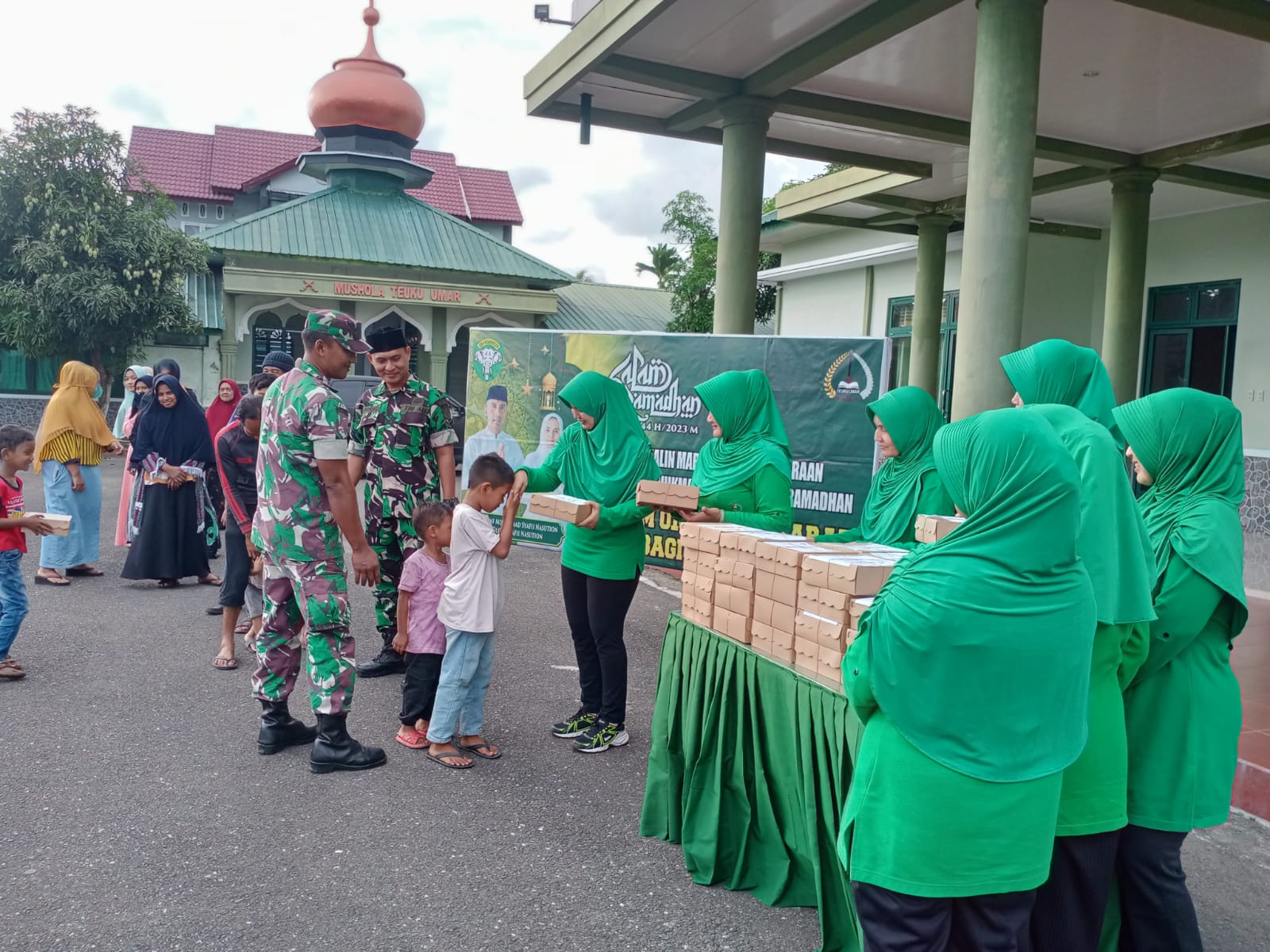 Ketua Persit KCK Cabang XXVIII Dim 0105/Abar Bersama Pengurus Bagi - Bagi Takjil Jelang Buka Puasa Dengan 3 S