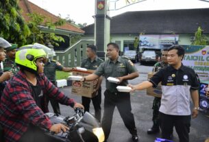 Kodim 0735/Surakarta Bersama MBCI Bagikan Takjil Gratis Jelang Berbuka Puasa