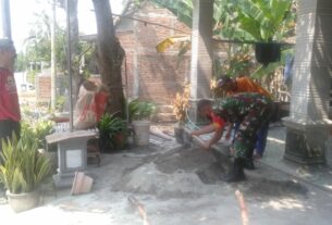 Kompak Banget, Babinsa dan Warga Gotong-royong Perbaiki Rumah Warga
