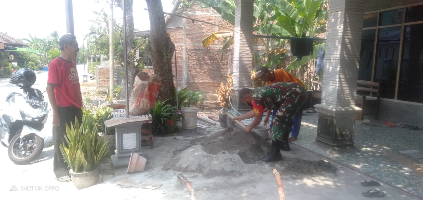 Kompak Banget, Babinsa dan Warga Gotong-royong Perbaiki Rumah Warga