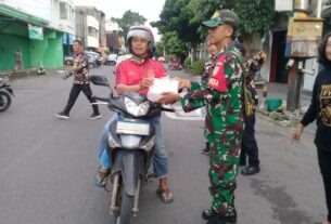 Kompak...!!! TNI-POLRI Bersama FKPPI 1135 Surakarta Bagi-bagi Takjil Jelang Berbuka Puasa