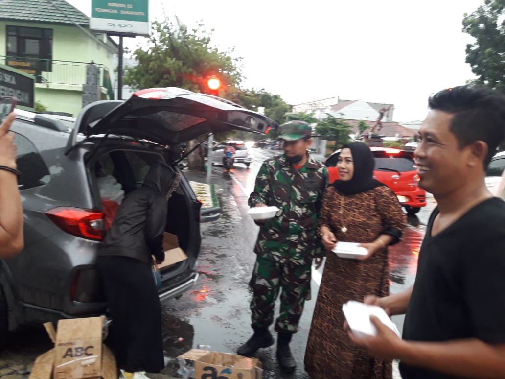 Koramil 03/Serengan bersama Keluarga Insan Mulia, Berbagi Takjil Buka Puasa.