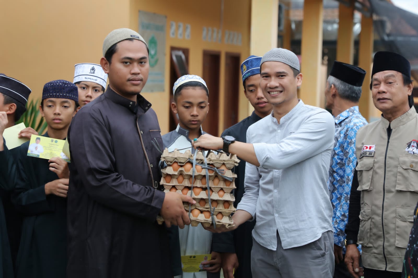 LKKS Provinsi Lampung dan Suzuki Katana Jimny Indonesia (SKIn) Lampung Bersinergi Berbagi Sedekah Ramadhan di Pesawaran