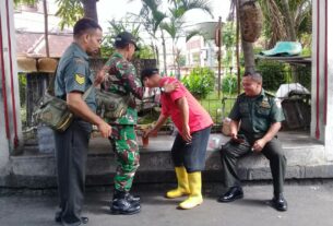 Manfaatkan Libur Lebaran, Batuud Koramil 02/Banjarsari Komsos Dengan Tokoh Masyarakat di Kampung Pancasila