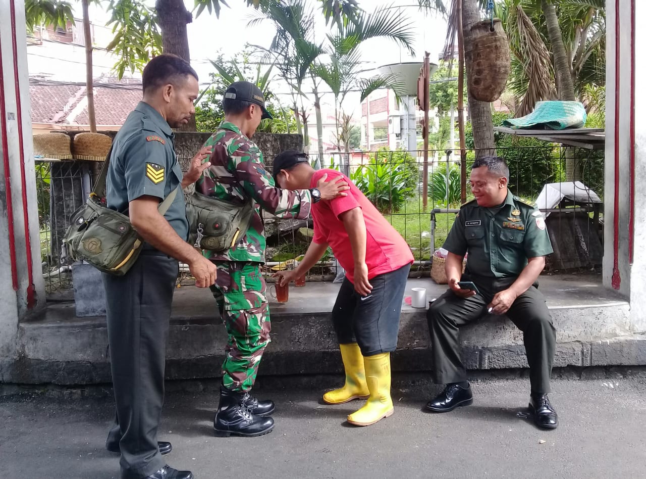 Manfaatkan Libur Lebaran, Batuud Koramil 02/Banjarsari Komsos Dengan Tokoh Masyarakat di Kampung Pancasila