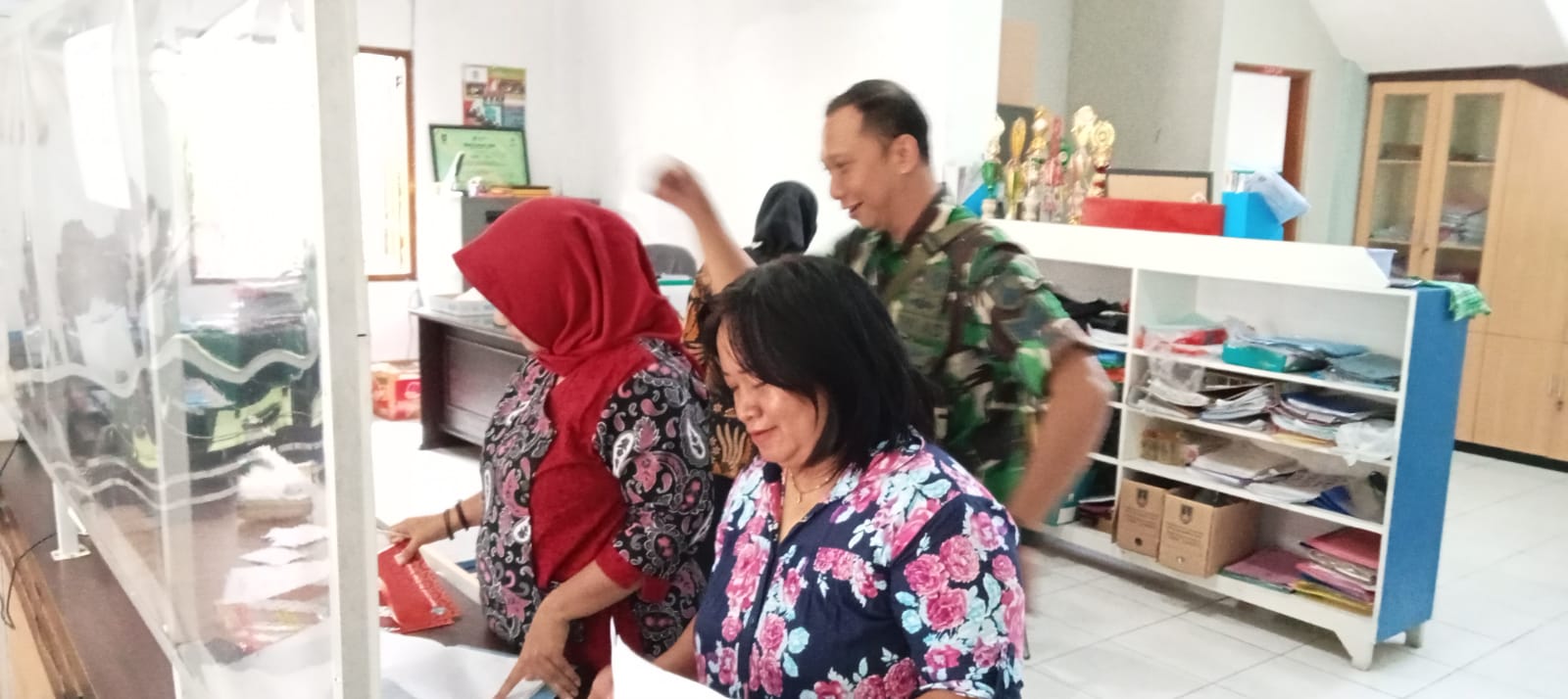 Masih Suasana Lebaran, Babinsa Kelurahan Sewu Halal Bihalal Dengan Staf Kelurahan