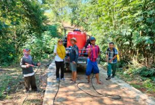 Masyarakat bersama Pemdes Hujanmas Gotong Royong Bersihkan Bahu Jalan