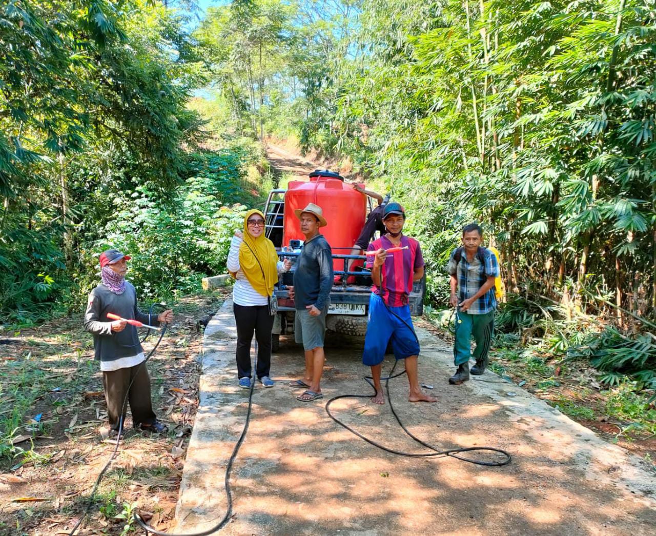 Masyarakat bersama Pemdes Hujanmas Gotong Royong Bersihkan Bahu Jalan