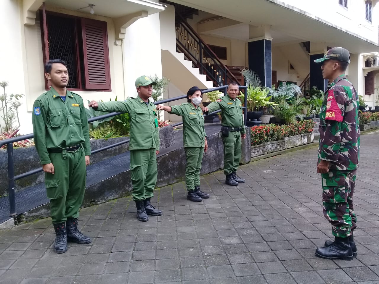 Melalui Latihan PBB, Babinsa Kelurahan Keprabon Tingkatkan Kedisiplinan Anggota Linmas