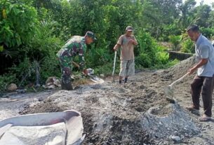 Memperlancar Laju Air, Sertu Saifudin Bersama Masyarakat Membuat Saluran Parit Permanen Di Lahan Persawahan