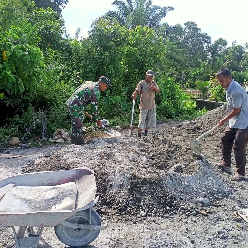 Memperlancar Laju Air, Sertu Saifudin Bersama Masyarakat Membuat Saluran Parit Permanen Di Lahan Persawahan