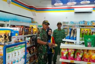 Pasca Lebaran,Babinsa Karangasem Pantau Harga Sembako dI Indomaret