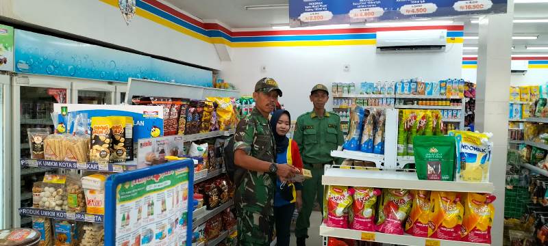 Pasca Lebaran,Babinsa Karangasem Pantau Harga Sembako dI Indomaret