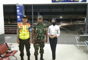 Patroli jaga Kondusifitas wilayah Babinsa Koramil 07 Gatak Pantau Arus Penumpang KRL Stasiun Gawok