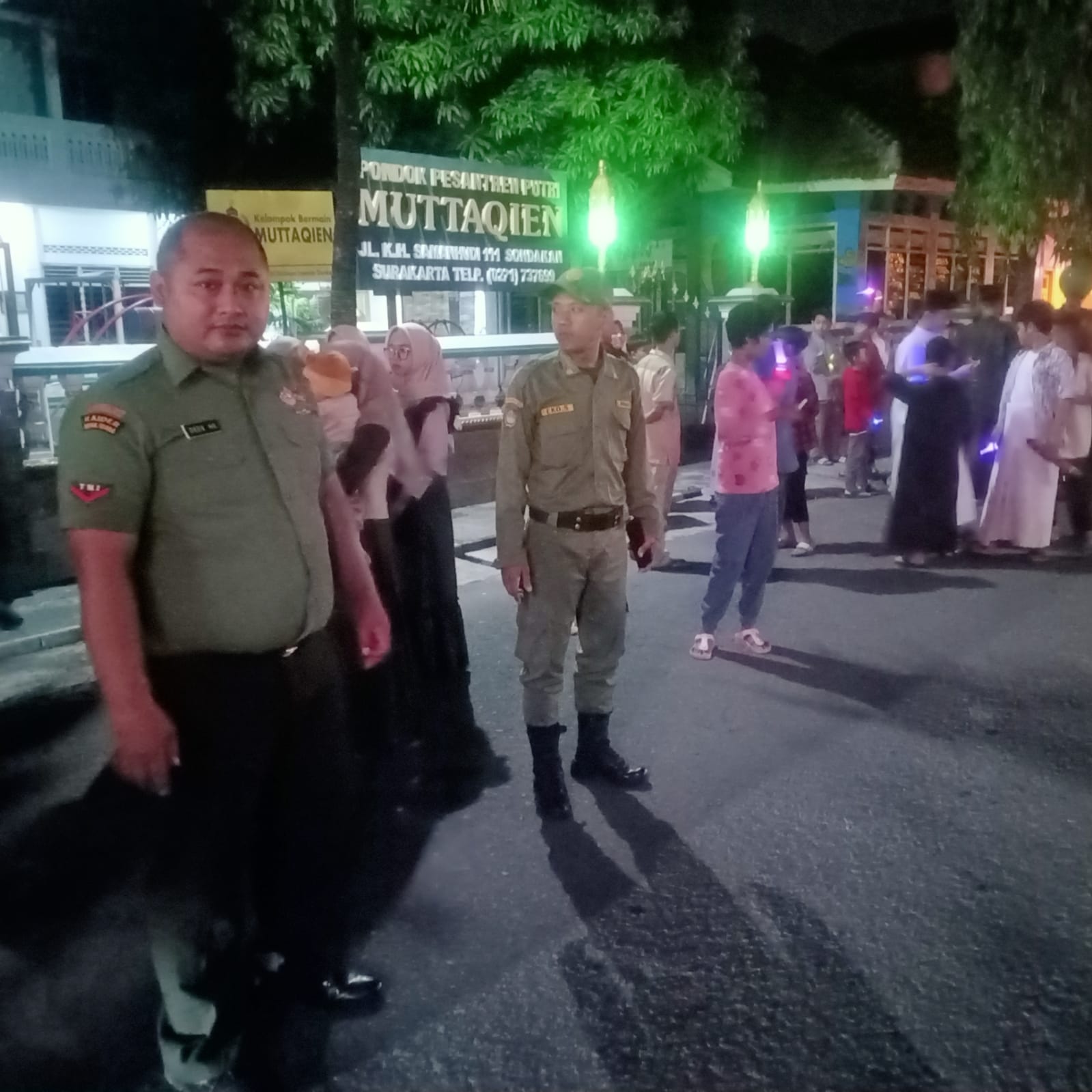 Pawai Takbiran, Babinsa Kelurahan Sondakan Berikan Pengamanan