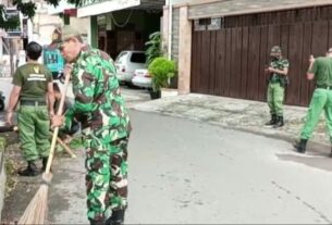 Peduli Kebersihan, Babinsa Koramil 01/Laweyan Gotong Royong Bersihkan Lingkungan