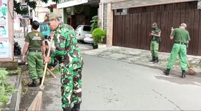 Peduli Kebersihan, Babinsa Koramil 01/Laweyan Gotong Royong Bersihkan Lingkungan