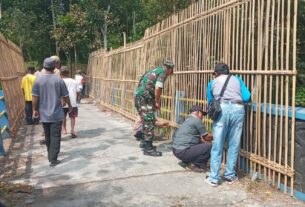 Peduli Lingkungan, Babinsa Bersama Gotong Royong Buat Pagar Bambu di Jembatan