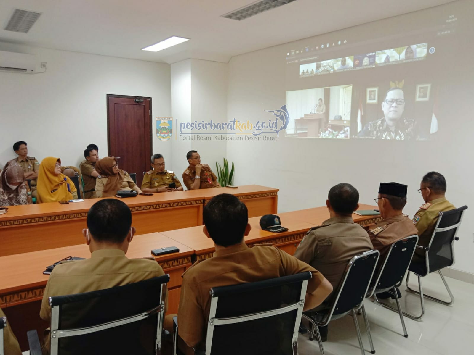 Pemkab pesibar mengikuti kuliah umum dan webinar pencegahan gratifikasi.