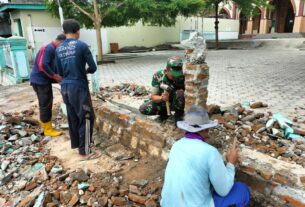 Percantik Tampilan Masjid, Babinsa Bersama Dengan Warga Laksanakan Karya Bakti