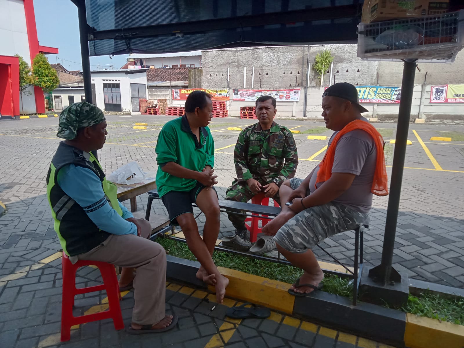 Pererat Silaturahmi Babinsa Kelurahan Banyuanyar Datangi Tukang Parkir