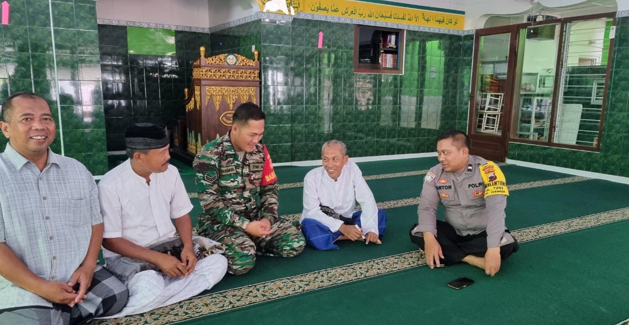 Pererat Tali Silaturahmi, Babinsa Tipes Giat Sholat Jumat Di Wilayah Binaan