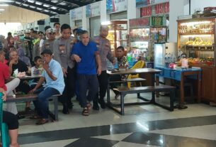 Polisi Bantu Pemudik yang Sakit di Rest Area 215 Tulang Bawang Barat.