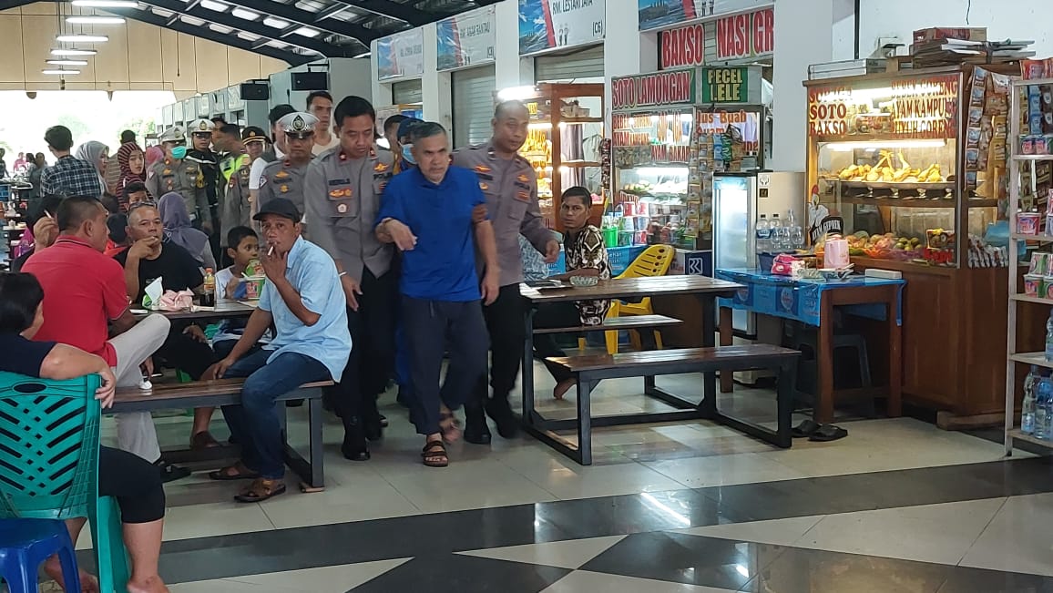 Polisi Bantu Pemudik yang Sakit di Rest Area 215 Tulang Bawang Barat.
