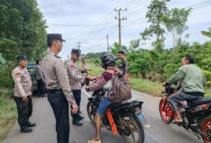 Polsek Gunung Labuhan Bagikan Takjil Gratis Kepada Pengguna Jalan