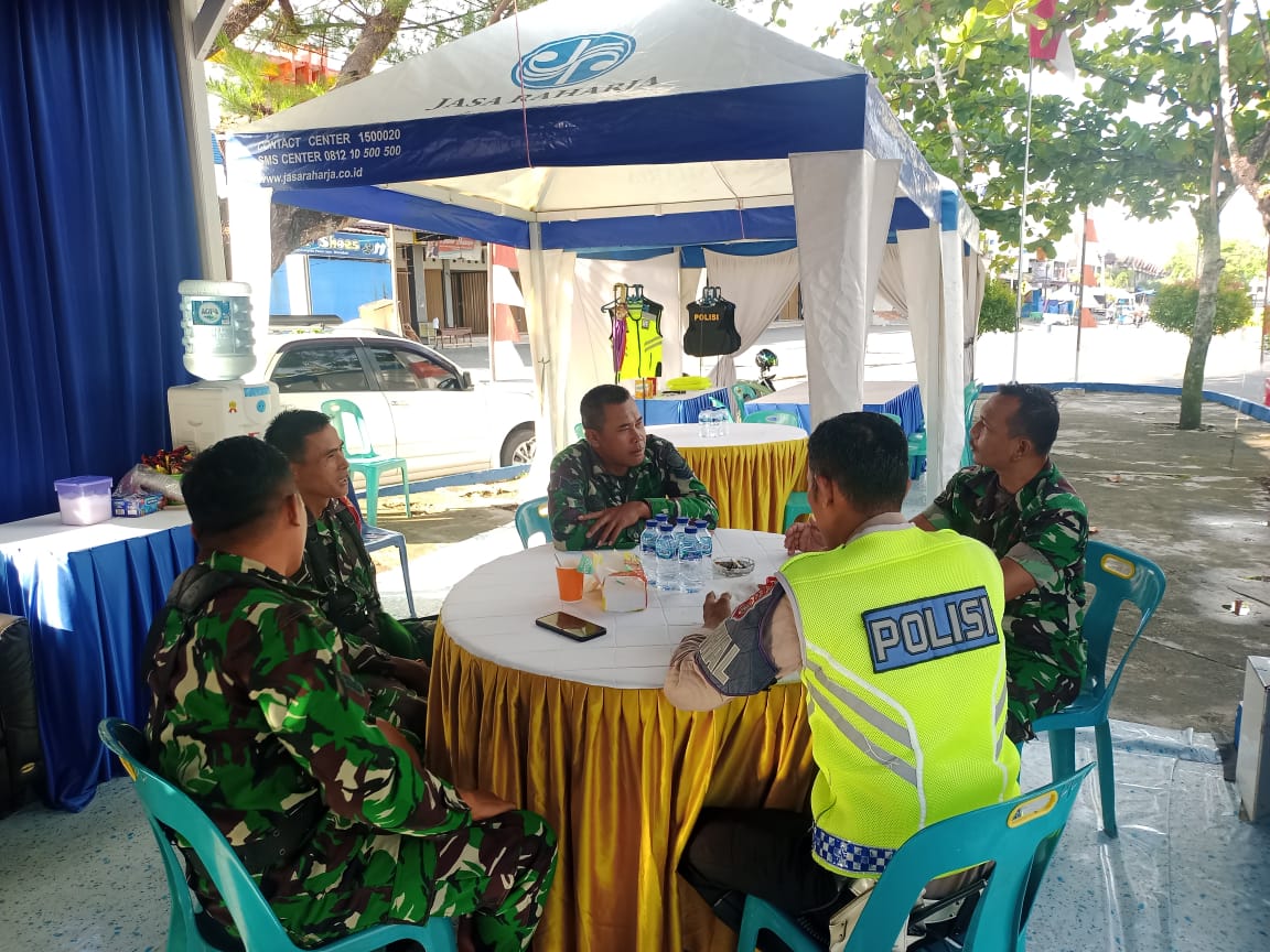 Prajurit Kodim 0105/Abar Bersama Polri Dan Mitra Kamtibmas Siaga Di Pos Pengamanan Gardu Lantas Selama Perayaan Lebaran Idul Fitri 1444 Hijriyah