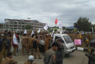Ratusan perangkat desa aksi di depan kantor Pemkab