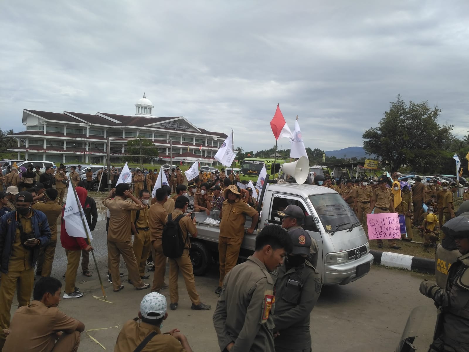 Ratusan perangkat desa aksi di depan kantor Pemkab