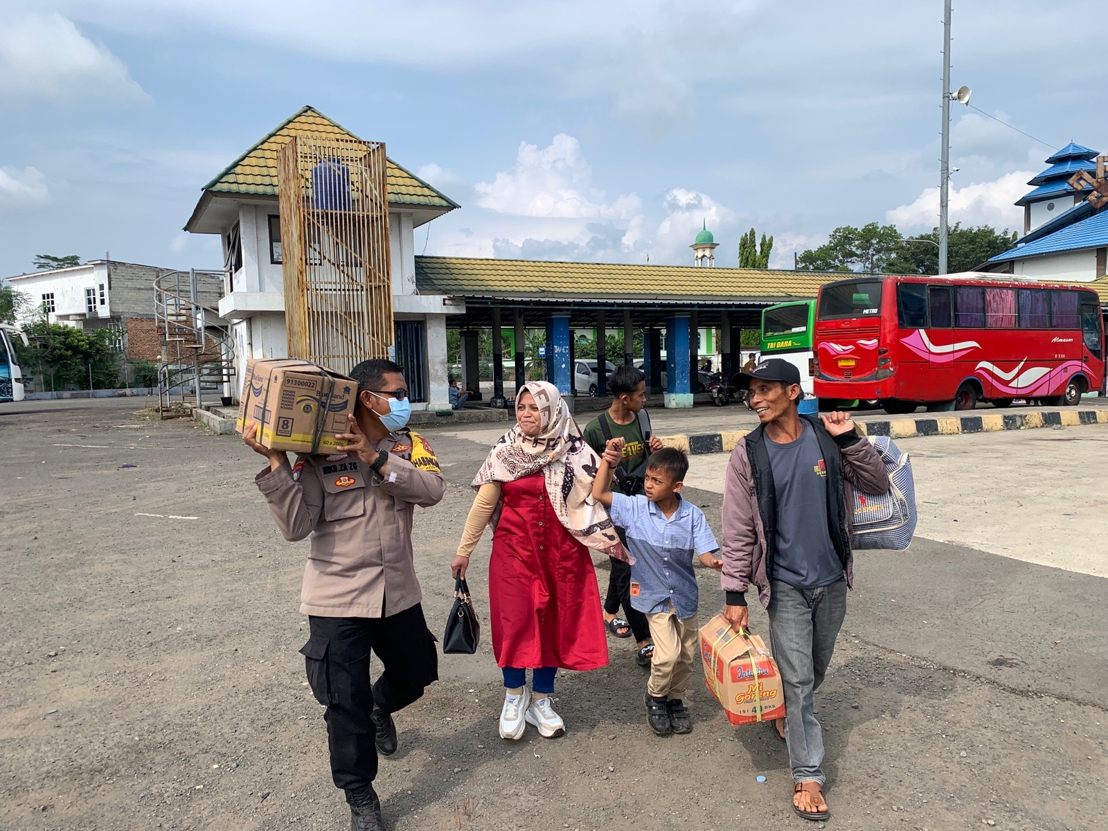 Rutin Lakukan Patroli, Kapolsek Kedaton Pastikan Terminal Raja Basa Ramah dan Aman Bagi Pemudik