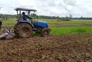 Semangat Prajurit Kodim 0105/Abar Membuat Pagar Kayu Di Lahan Yang Akan Ditanami Jagung