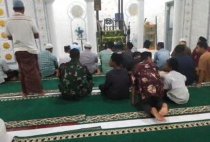 Semarakkan Ramadhan, Babinsa Koramil 08/Arongan Sholat Tarawih Dan Tadarusan Di Masjid Baitul Makmur Drien Rampak