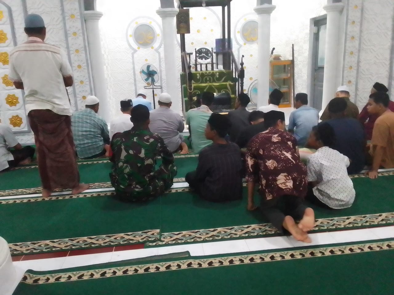 Semarakkan Ramadhan, Babinsa Koramil 08/Arongan Sholat Tarawih Dan Tadarusan Di Masjid Baitul Makmur Drien Rampak