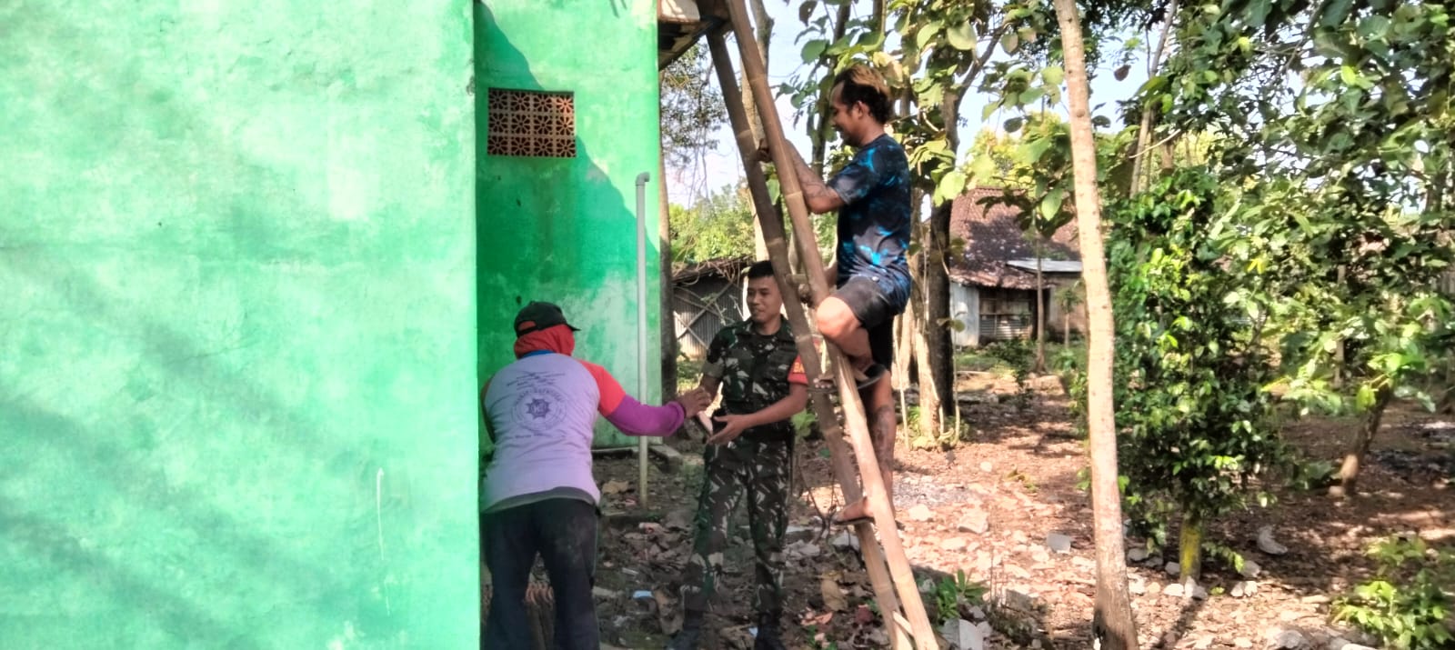 Sertu Adi Gotong Royong Bantu Warga Turunkan Genting