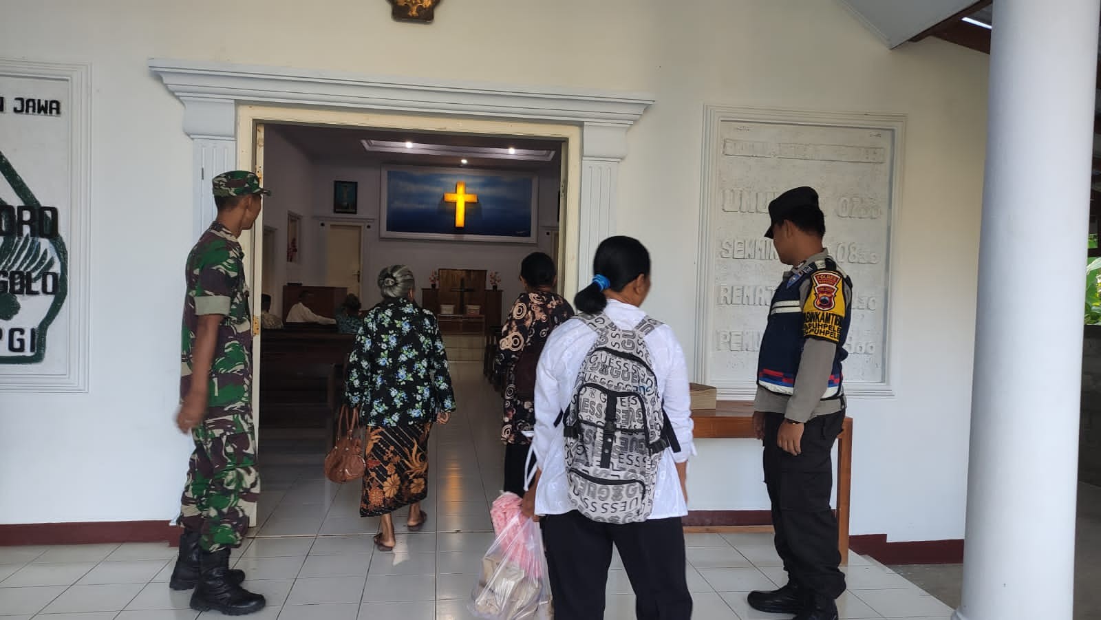 Sinergitas TNI-Polri Puhpelem Amankan Ibadah Perayaan Natal Di GKJ Golo