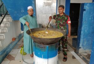 Singsingkan lengan baju Babinsa Koramil 07 Johan pahlawan menjadi juru koki masak di pesantren Majlis belajar Iqro desa Drin Rampak