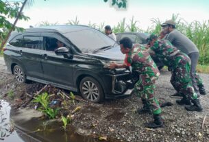 Spontanitas, Pasi Intel Kodim 0105/Abar Bersama 2 Orang Babinsa Bantu Dorong Mobil Warga Yang Terperangkap Lumpur