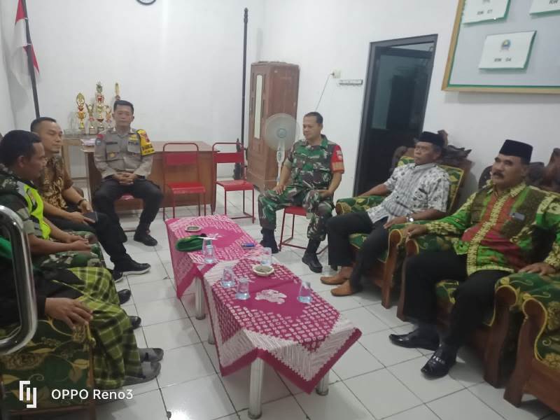 Suasana Idul Fitri, Babinsa Karanggede Laksanakan Komsos Dengan Tokoh Agama Karangkepoh