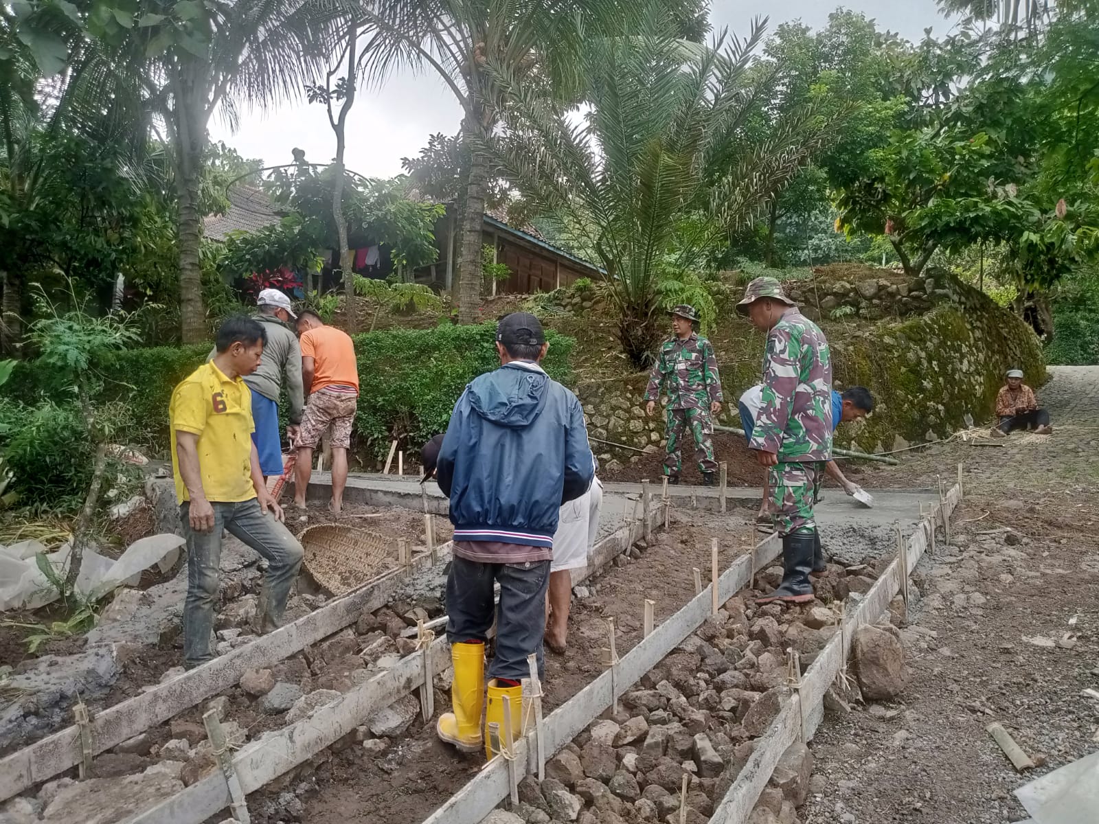 TNI Manunggal Dengan Rakyat, Babinsa Slogohimo Gotong-Royong Karya Bakti Rabat Jalan