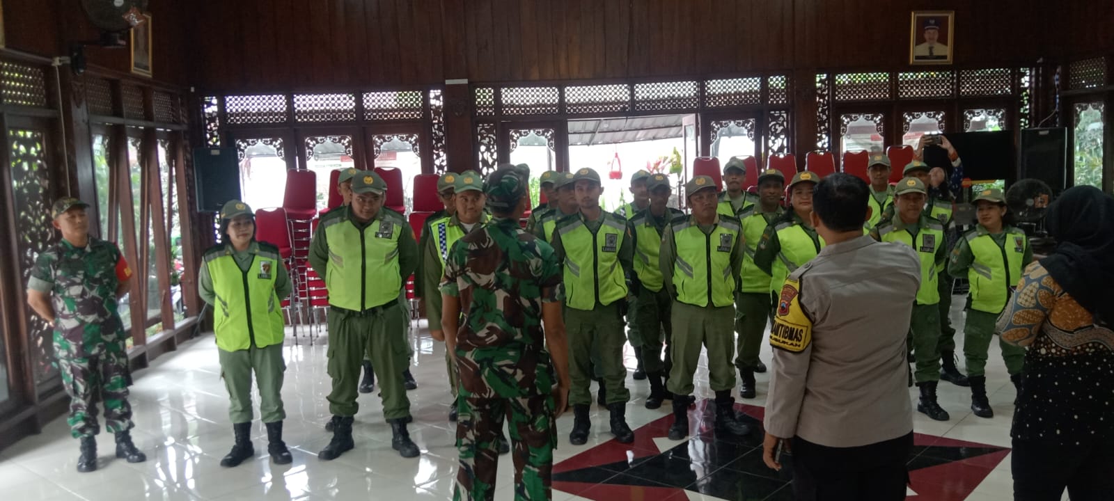 Tingkatkan Disiplin Linmas, Babinsa Bersama Tiga Pilar Kelurahan Nusukan Latihkan PBB